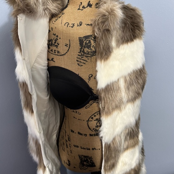 WHBM Faux Fur Vest - Picture 7 of 12